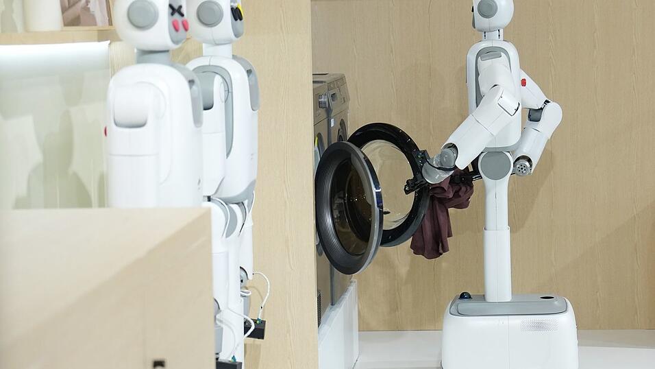 Fast die Hälfte der Menschen in Deutschland kann sich vorstellen, künftig einen menschenähnlichen Roboter im Haushalt einzusetzen. Fast die Hälfte der Menschen in Deutschland kann sich vorstellen, künftig einen menschenähnlichen Roboter im Haushalt einzusetzen.