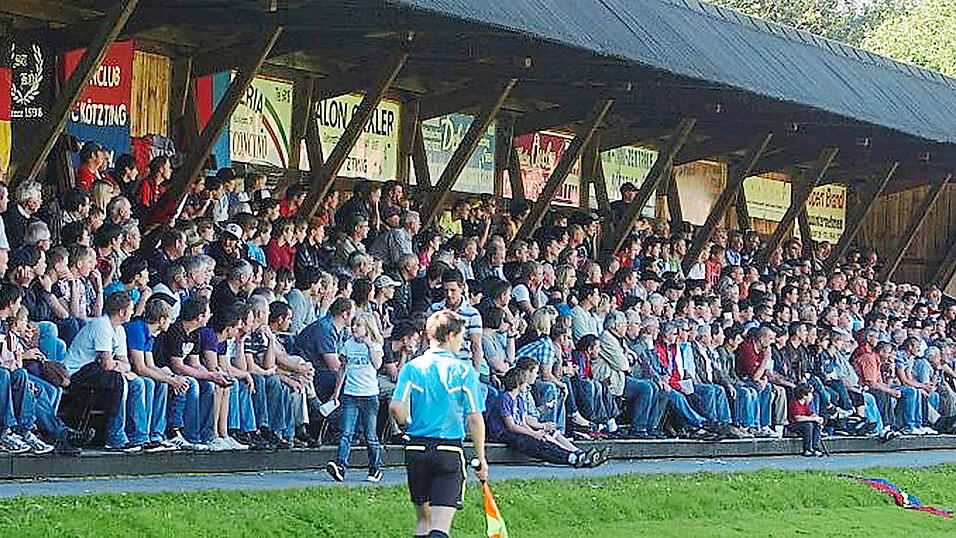 Kultstatus hat die Holztrib&uuml;ne des 1. FC Bad K&ouml;tzting. Von dort gibt es seit 1990 Fu&szlig;ball auf Verbandsebene zu sehen. Noch steht noch nicht fest, ob dies auch in der Saison 2023/24 so sein wird.