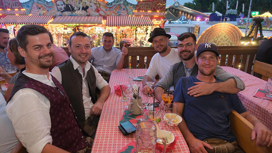 Die Partybilder vom Dienstag, 15. August 2023, aus dem Festzelt Krönner. Die Partybilder vom Dienstag, 15. August 2023, aus dem Festzelt Krönner.