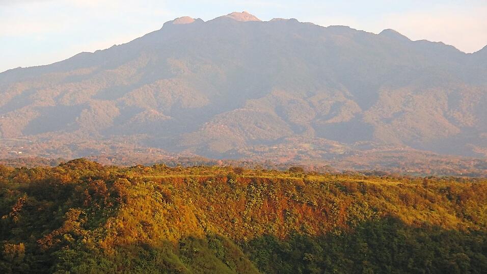 Der Vulkan Barú im Abendlicht: Seine fruchtbare Erde ist ein Grund, warum die Kaffeebohnen in der Region als die besten und teuersten Panamas gelten. Der Vulkan Barú im Abendlicht: Seine fruchtbare Erde ist ein Grund, warum die Kaffeebohnen in der Region als die besten und teuersten Panamas gelten.