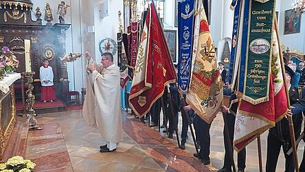 Stadtpfarrer August Lindmeier zelebrierte den Gottesdienst.