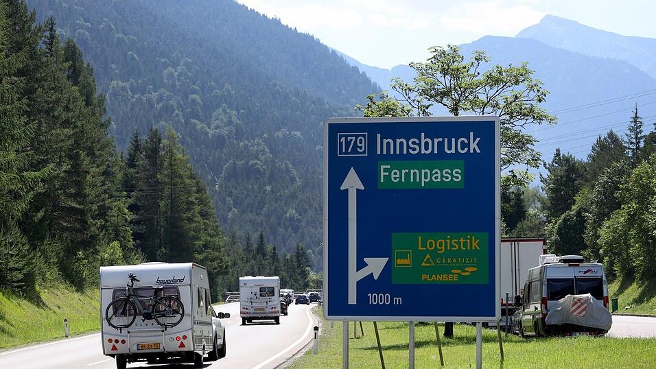 Beh&ouml;rden rufen dazu auf, die wichtige Alpenroute am Samstag zu meiden.