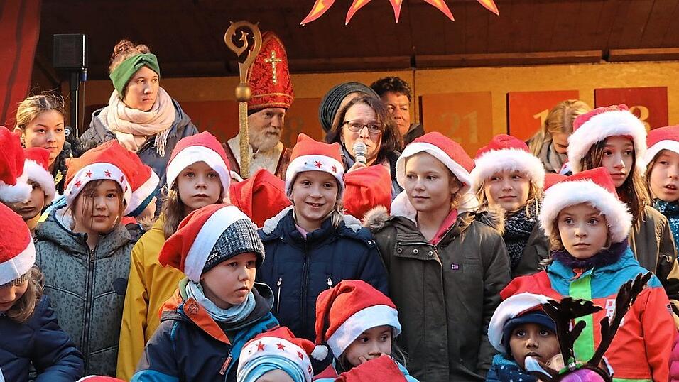 Traditionell mit den Kindern des Hortes aus der Engelburgergasse er&ouml;ffnete B&uuml;rgermeisterin Gertrud Maltz-Schwarzfischer den letzten der Christkindlm&auml;rkte der Stadt. Nat&uuml;rlich durfte auch Bischof Nikolaus nicht fehlen.