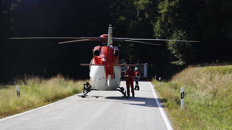 Eine ausgefahrene Stütze eines Kranwagens hat am Dienstagnachmittag in Grattersdorf einen schweren Unfall ausgelöst. Dabei wurden drei Menschen verletzt. Eine ausgefahrene Stütze eines Kranwagens hat am Dienstagnachmittag in Grattersdorf einen schweren Unfall ausgelöst. Dabei wurden drei Menschen verletzt.