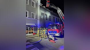 Die Chamer Feuerwehr war mit der Drehleiter vor Ort.