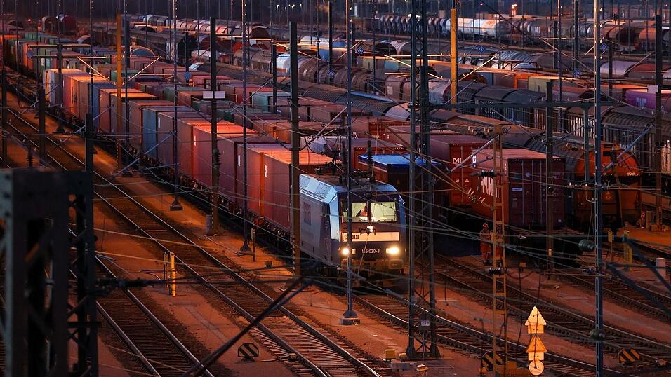 DB Cargo hatte im Güterverkehr auf der Schiene zuletzt einen Marktanteil von rund 44 Prozent. (Archivbild)