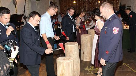 &bdquo;Gar nicht so einfach, den Nagel mit der spitzen Seite der Feuerwehraxt gut zu treffen&ldquo;, stellten die Probanden bei diesem Test fest.