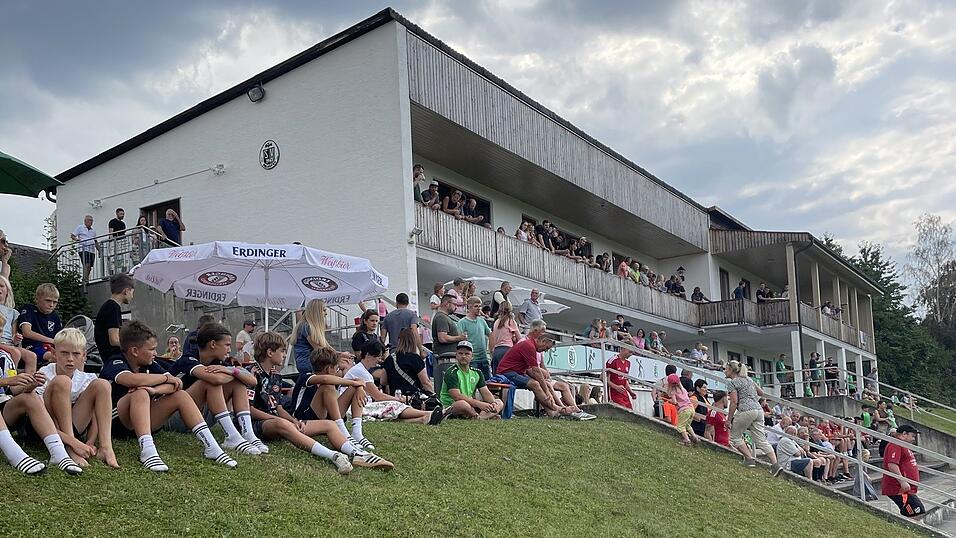 Bei bestem Sommerwetter lockte das Sommerfest des DJK-SV Adlkofen große und kleine Besucher auf das Vereinsgelände am Himmelreichstadion. Bei bestem Sommerwetter lockte das Sommerfest des DJK-SV Adlkofen große und kleine Besucher auf das Vereinsgelände am Himmelreichstadion.