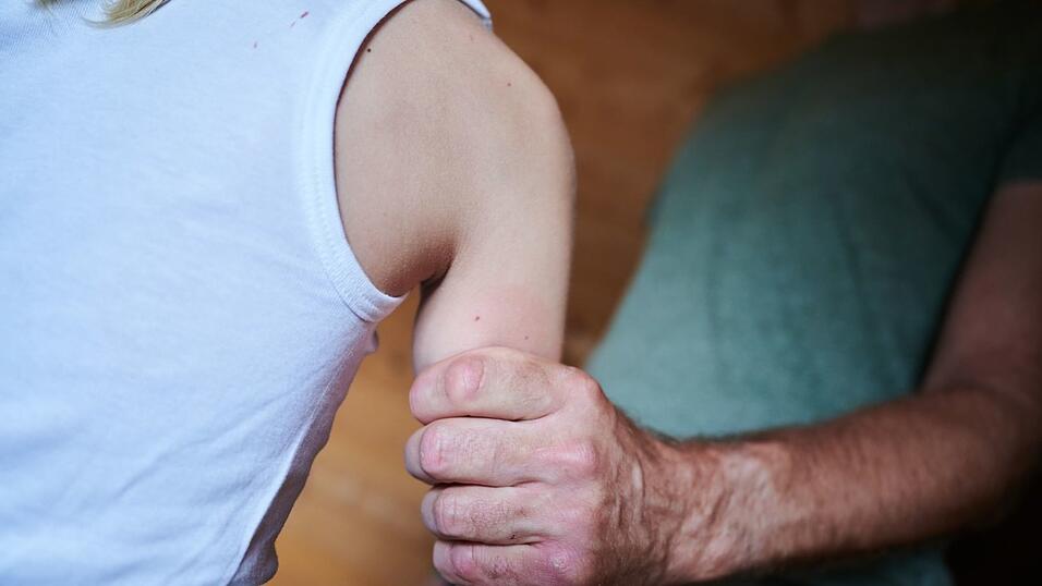 Die Jugendämter stellten 2024 bei rund 72.800 Kindern oder Jugendlichen eine Gefährdung fest. (Symbolbild) Die Jugendämter stellten 2024 bei rund 72.800 Kindern oder Jugendlichen eine Gefährdung fest. (Symbolbild)