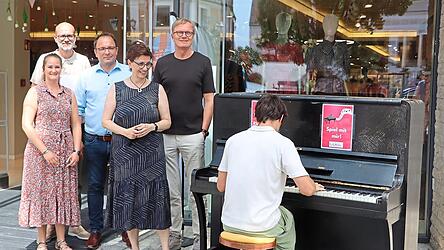 Jessica Windmaißer-Scherbl, Lothar Rödel, Martin Stoiber, Petra Jakobi und Helmut Hagner (von links) freuen sich, dass die Aktion „Klavier am Marktplatz“ so gut ankommt. Am Klavier spielt Moritz Wutz. Jessica Windmaißer-Scherbl, Lothar Rödel, Martin Stoiber, Petra Jakobi und Helmut Hagner (von links) freuen sich, dass die Aktion „Klavier am Marktplatz“ so gut ankommt. Am Klavier spielt Moritz Wutz.