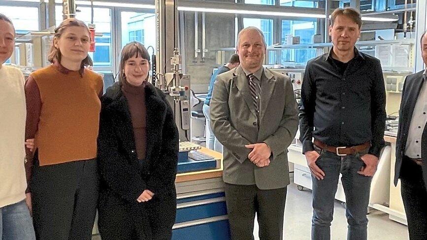 Polina Topchii (v.l.) , Anastasiia Ryzhkova, Amina Yambulatova, Professor Ulf Noster, Professor Martin Kammler (Fakultät Angewandte Natur- und Kulturwissenschaften) und Professor Ulrich Briem. Polina Topchii (v.l.) , Anastasiia Ryzhkova, Amina Yambulatova, Professor Ulf Noster, Professor Martin Kammler (Fakultät Angewandte Natur- und Kulturwissenschaften) und Professor Ulrich Briem.