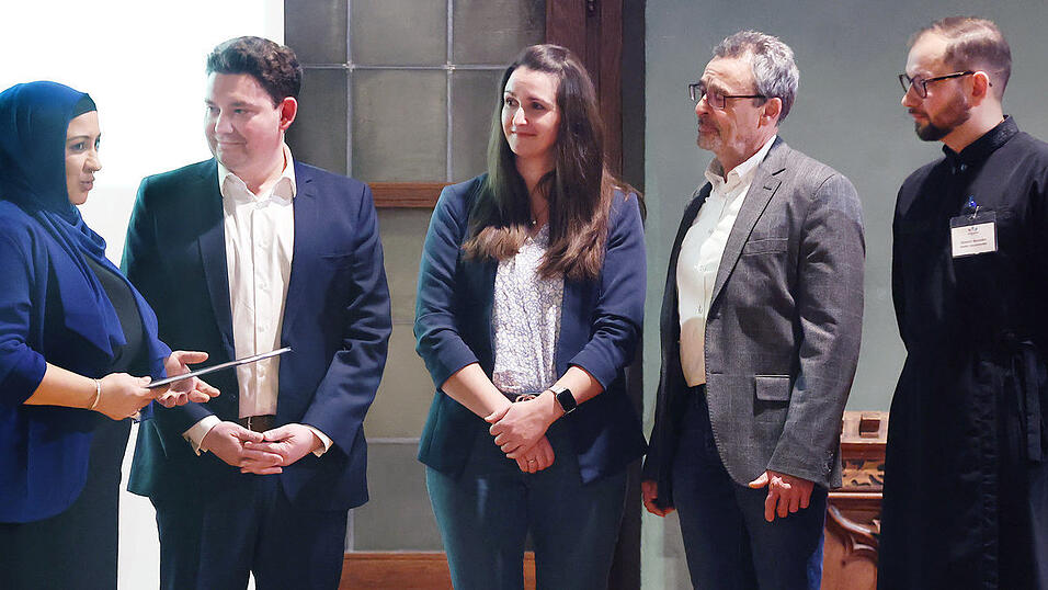 Sevim Kaya (links) &uuml;bergab den Jahresbericht des neuen Integrationsbeirates f&uuml;r das Jahr 2025 an den zweiten B&uuml;rgermeister Thomas Haslinger (2.v.l.). Mit am Podium standen Kayas Stellvertreter Dimitri Borodin (rechts) sowie Monique Forsteneicher (3.v.r.) Leiterin des Amts f&uuml;r Ausl&auml;nderangelegenheiten und Integration) und Stefan Volnhals (Leiter des Sozialreferats, 2.v.r.)