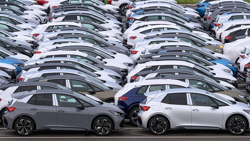 Für den einzelnen Mitarbeiter bei VW ist der Plan nicht angenehm. Kein Lohnzuwachs über Jahre bei steigender Inflation heißt, dass man weniger verdient: Bis 2030 könnten das Einbußen von zehn Prozent bedeuten. Für den einzelnen Mitarbeiter bei VW ist der Plan nicht angenehm. Kein Lohnzuwachs über Jahre bei steigender Inflation heißt, dass man weniger verdient: Bis 2030 könnten das Einbußen von zehn Prozent bedeuten.