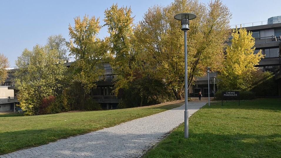 Die Fakultät für Chemie und Pharmazie an der Universität Regensburg. Die Fakultät für Chemie und Pharmazie an der Universität Regensburg.