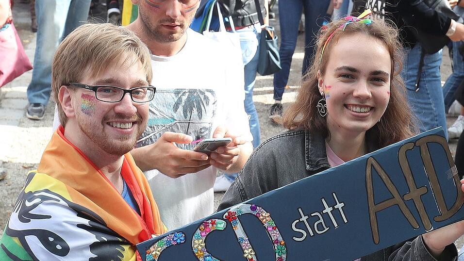 Knapp 2.000 Teilnehmer feierten am Samstag in Landhut den ersten Christopher-Street-Day Niederbayerns.