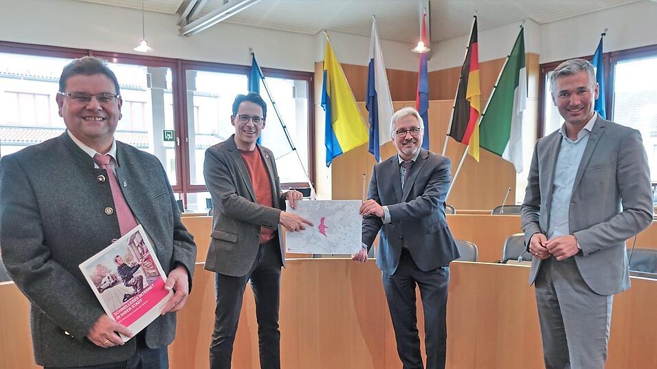 Oberb&uuml;rgermeister Christian Moser (2. v. l.) und Wirtschaftsf&ouml;rderer Andreas H&ouml;hn (r.) freuten sich &uuml;ber das Projekt der Telekom, die durch Wilhelm K&ouml;ckeis (l.) und Markus M&uuml;nch (2.v. r.) vertreten war.