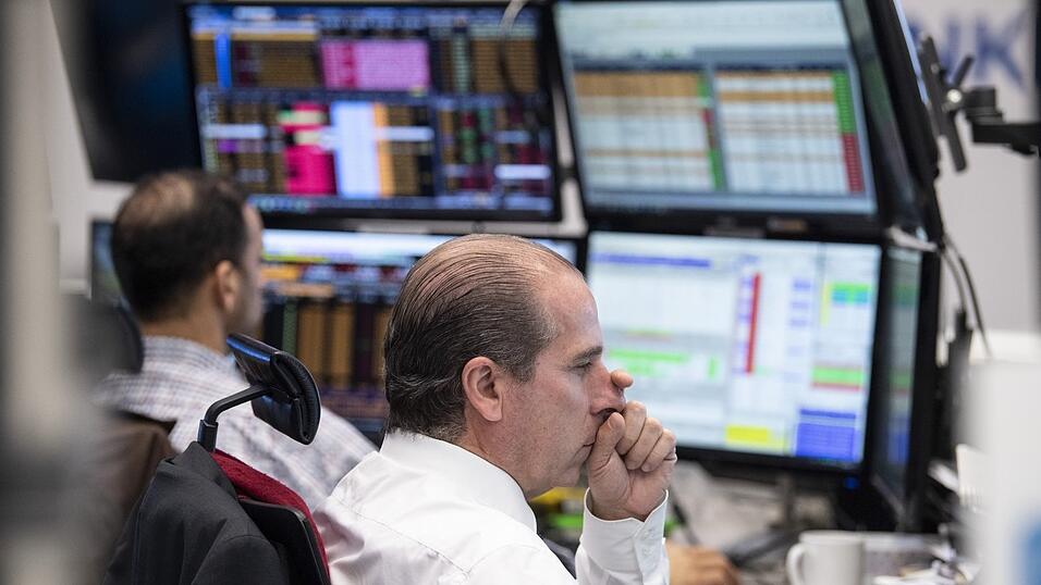 Händler im Handelssaal der Börse in Frankfurt verfolgen die Kursentwicklung auf ihren Monitoren. Die Stimmung ist so nervös wie lange nicht. Händler im Handelssaal der Börse in Frankfurt verfolgen die Kursentwicklung auf ihren Monitoren. Die Stimmung ist so nervös wie lange nicht.