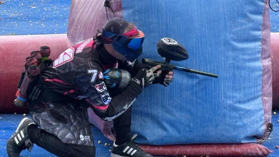 Ein Spieler nutzt die Deckung, um sich vor gegnerischem Beschuss zu sch&uuml;tzen.