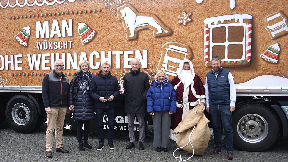 Die Leukämiehilfe Ostbayern freute sich über den Besuch des Trucks. In der Mitte: Klaus Augenthaler, Reinhard Andreesen und Anna Maria Thurow.