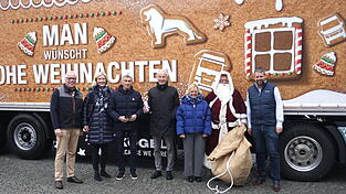 Die Leukämiehilfe Ostbayern freute sich über den Besuch des Trucks. In der Mitte: Klaus Augenthaler, Reinhard Andreesen und Anna Maria Thurow.
