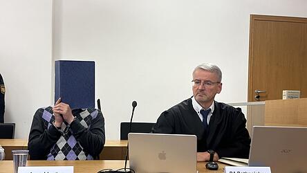 Dem Angeklagten wird vorgeworfen, drei Nachbarn get&ouml;tet zu haben.