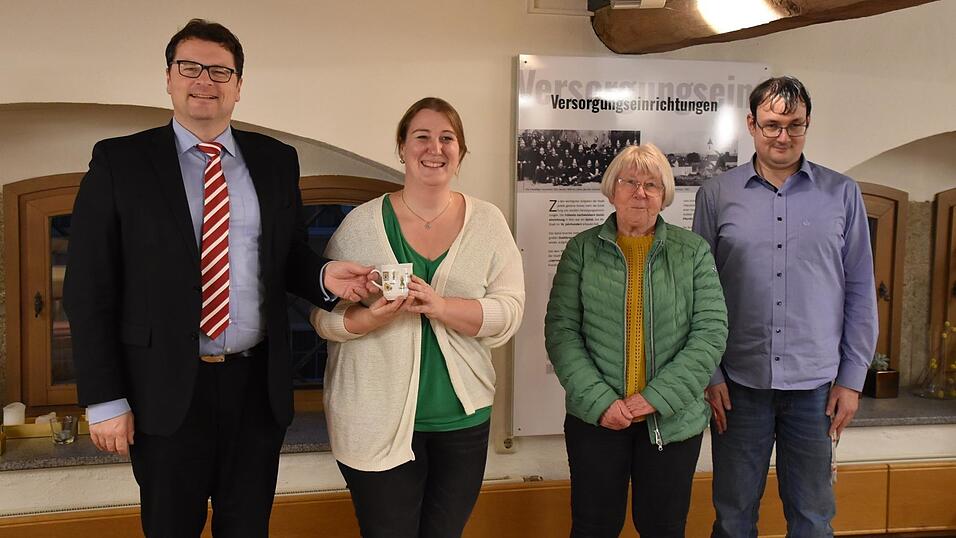 Bürgermeister Dr. Stefan Spindler stellt mit Barbara Reidl (Zweite von links) die neue Gemeindeschwester für Rötz vor. Mit dabei die Seniorenbeauftragte Anne Bittner und der Behindertenbeauftragte Matthias Riederer. Bürgermeister Dr. Stefan Spindler stellt mit Barbara Reidl (Zweite von links) die neue Gemeindeschwester für Rötz vor. Mit dabei die Seniorenbeauftragte Anne Bittner und der Behindertenbeauftragte Matthias Riederer.
