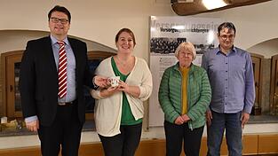 Bürgermeister Dr. Stefan Spindler stellt mit Barbara Reidl (Zweite von links) die neue Gemeindeschwester für Rötz vor. Mit dabei die Seniorenbeauftragte Anne Bittner und der Behindertenbeauftragte Matthias Riederer. Bürgermeister Dr. Stefan Spindler stellt mit Barbara Reidl (Zweite von links) die neue Gemeindeschwester für Rötz vor. Mit dabei die Seniorenbeauftragte Anne Bittner und der Behindertenbeauftragte Matthias Riederer.