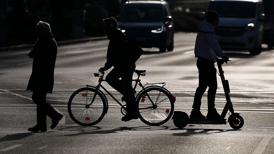 Fußgänger, Radfahrer und Rollerfahrer sind im Straßenverkehr besonders ungeschützt. (Symbolbild) Fußgänger, Radfahrer und Rollerfahrer sind im Straßenverkehr besonders ungeschützt. (Symbolbild)
