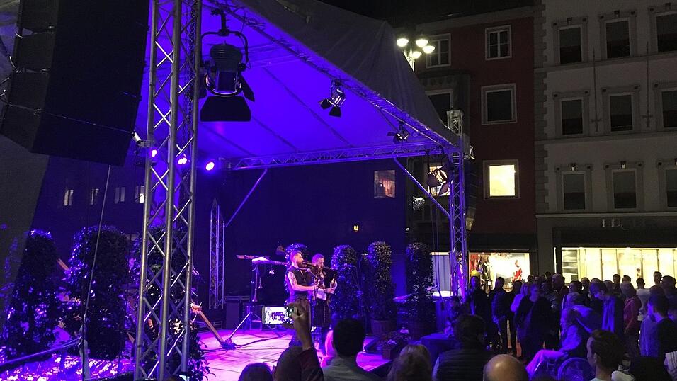 Der Straubinger Stadtplatz wird am Wochenende ganz in mittelalterliches Flair getaucht. Die schönsten Schnappschüsse haben wir für Sie zusammengestellt. Der Straubinger Stadtplatz wird am Wochenende ganz in mittelalterliches Flair getaucht. Die schönsten Schnappschüsse haben wir für Sie zusammengestellt.