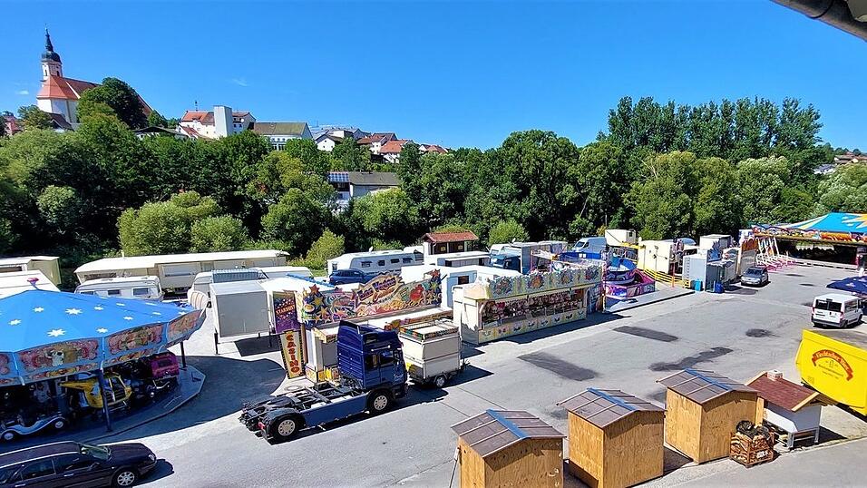 Blick auf den Volksfestplatz: Letzte Vorbereitungen wurden am Donnerstag getroffen. Blick auf den Volksfestplatz: Letzte Vorbereitungen wurden am Donnerstag getroffen.