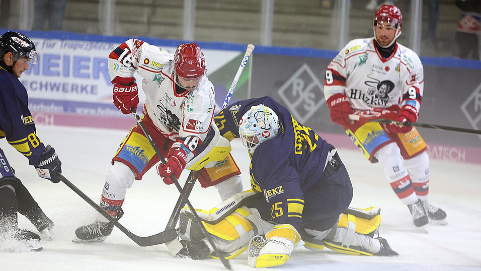 Nach den Ausfällen im DSC-Kader sieht Deggendorfs Trainer Casey Fratkin gute Chancen für die jungen Spieler wie zum Beispiel Lars Bergbauer (l., in weiß) sich zu zeigen. Nach den Ausfällen im DSC-Kader sieht Deggendorfs Trainer Casey Fratkin gute Chancen für die jungen Spieler wie zum Beispiel Lars Bergbauer (l., in weiß) sich zu zeigen.