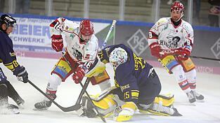 Nach den Ausfällen im DSC-Kader sieht Deggendorfs Trainer Casey Fratkin gute Chancen für die jungen Spieler wie zum Beispiel Lars Bergbauer (l., in weiß) sich zu zeigen.