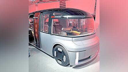 Das im Landkreis Kelheim in den letzten Jahren unter realen Bedingungen im Stra&szlig;enverkehr getestete autonome Fahrzeug &bdquo;SUE - Self-Driving Urban E-Shuttle&ldquo; bei seiner offiziellen Pr&auml;sentation.