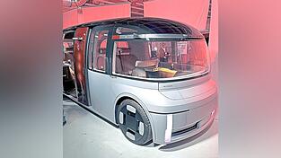 Das im Landkreis Kelheim in den letzten Jahren unter realen Bedingungen im Stra&szlig;enverkehr getestete autonome Fahrzeug &bdquo;SUE - Self-Driving Urban E-Shuttle&ldquo; bei seiner offiziellen Pr&auml;sentation.