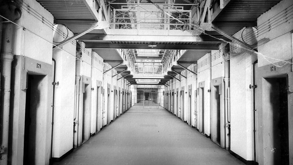 Innenansicht vom Zellentrakt in Haus I. Die JVA Straubing ist nach wie vor in Haus I und Haus II aufgeteilt. Die psychiatrische Abteilung ist das Haus III. Innenansicht vom Zellentrakt in Haus I. Die JVA Straubing ist nach wie vor in Haus I und Haus II aufgeteilt. Die psychiatrische Abteilung ist das Haus III.