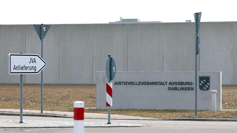 Hinter den Mauern der JVA Augsburg-Gablingen sollen etliche Gefangene misshandelt worden sein. (Archivbild) Hinter den Mauern der JVA Augsburg-Gablingen sollen etliche Gefangene misshandelt worden sein. (Archivbild)