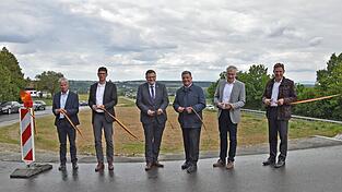 Symbolische Freigabe durch (v.l.) Dipl.-Ing. Christian Kelbel, Stefan Leitner, MdB G&uuml;nter Baumgartner, Staatsminister Christian Bernreiter, Landrat Werner Bumeder und Simbachs B&uuml;rgermeister Herbert Sporrer.