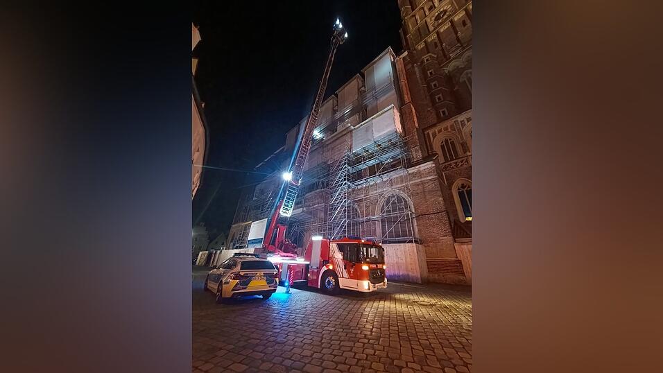 Mit Drehleiter und Spezialausrüstung stiegen Feuerwehr und Polizei zu dem Mann auf dem Dach der Martinskirche auf.