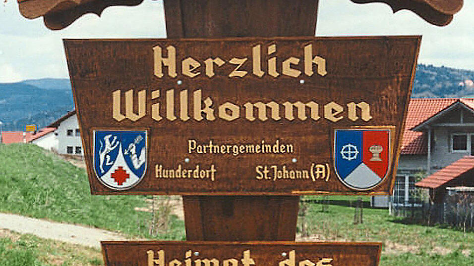 Mühlhiasl-Hinweistafel am Ortseingang von Hunderdorf Mühlhiasl-Hinweistafel am Ortseingang von Hunderdorf