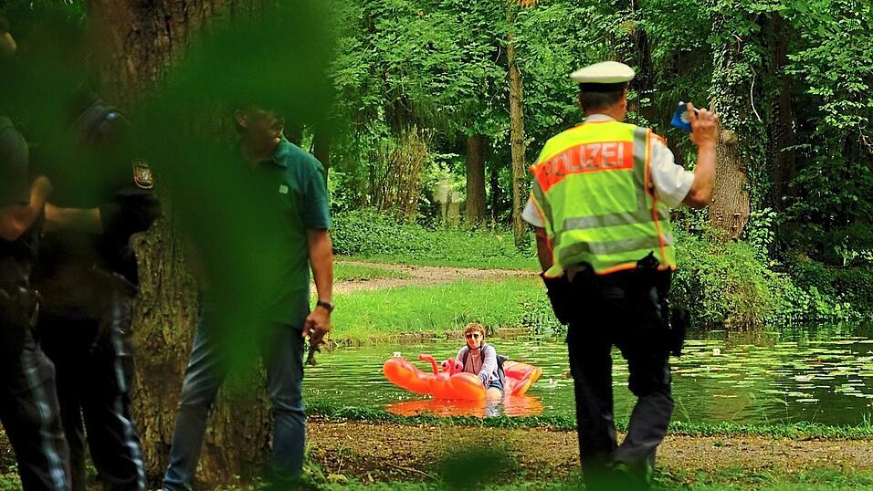 Aktivisten gelangten auch in den Teich des Schlossparks.