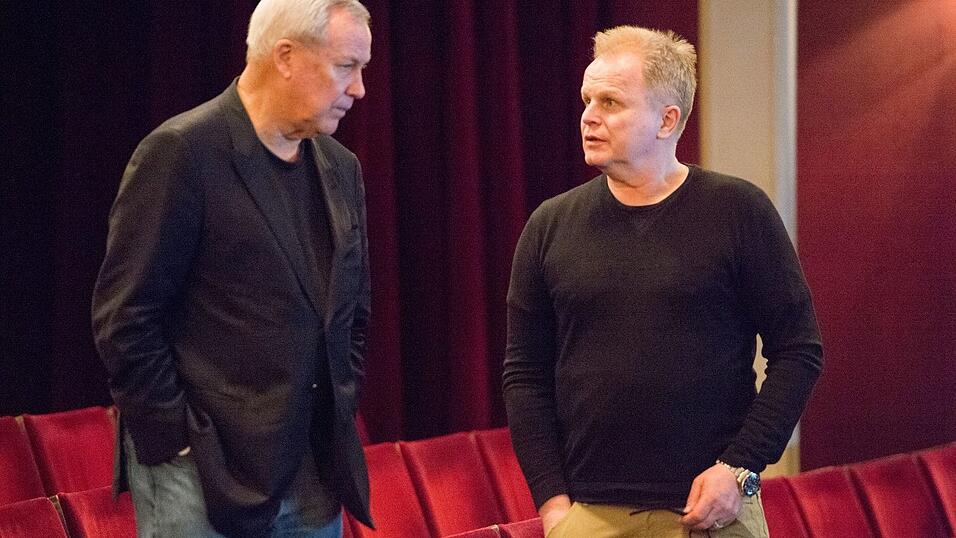 Der Musiker Herbert Grönemeyer (r) und der US-Regisseur Robert Wilson vor zehn Jahren am Berliner Ensemble im Theater am Schiffbauerdamm. (Archivfoto von 2015) Der Musiker Herbert Grönemeyer (r) und der US-Regisseur Robert Wilson vor zehn Jahren am Berliner Ensemble im Theater am Schiffbauerdamm. (Archivfoto von 2015)