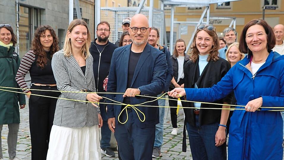 Caroline Hoffmann (von links), Florian Plajer, Christine Hierl und Tanja Flemmig durchschneiden das Band zur Eröffnung der Oase.