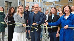 Caroline Hoffmann (von links), Florian Plajer, Christine Hierl und Tanja Flemmig durchschneiden das Band zur Eröffnung der Oase.