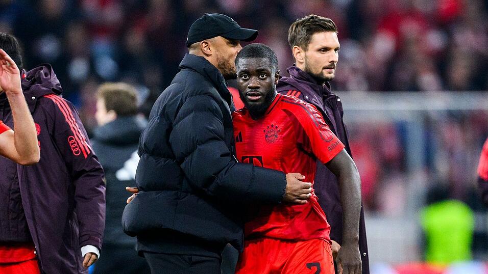 Bayern Münchens Dayot Upamecano (r) ist dankbar für die Tipps von Trainer Vincent Kompany (l). (Archivbild)