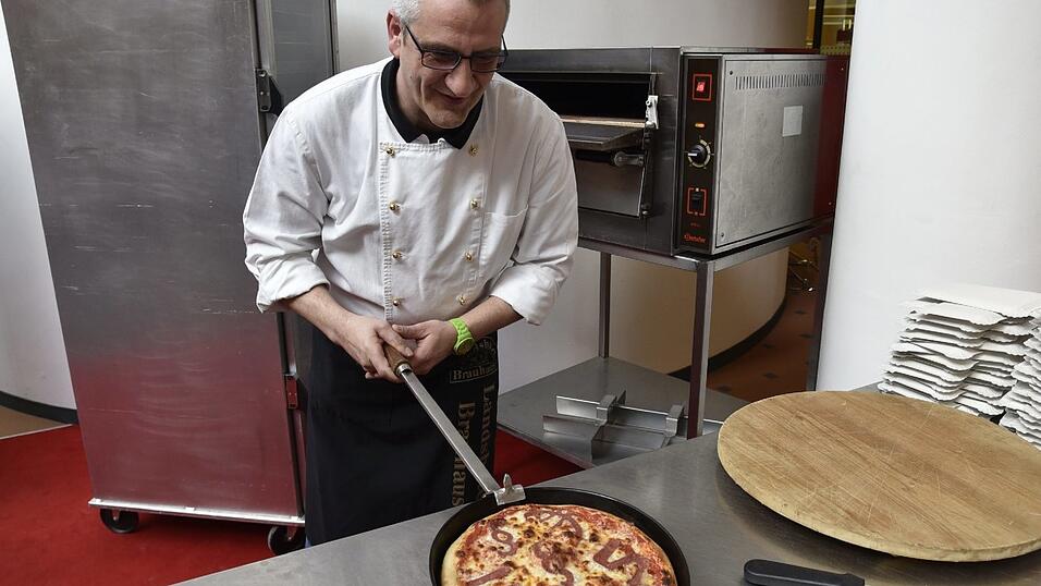 Am unsinnigen Donnerstag stellte die Sparkasse Niederbayern-Mitte ihr neues 'Geschäftsmodell' vor: Die Pizza 'Draghi' Am unsinnigen Donnerstag stellte die Sparkasse Niederbayern-Mitte ihr neues 'Geschäftsmodell' vor: Die Pizza 'Draghi'