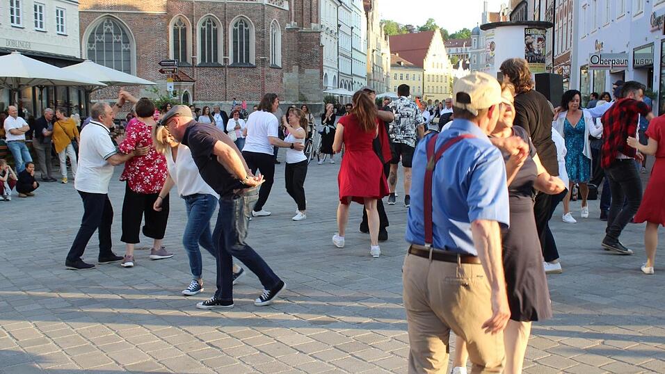 Die tanzbegeisterten Landshuterinnen und Landshuter legten eine hei&szlig;e Sohle aufs Parkett.