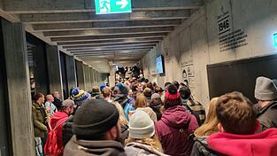 Die Situation am Samstag um 20.18 Uhr, also drei Minuten nach Spielbeginn gegen Team Canada: Nach wie vor wartet eine lange Schlange an Fans auf den Einlass zur Stehtribüne.