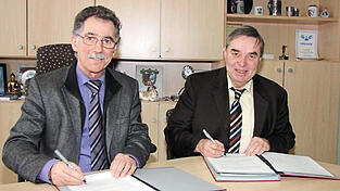 Die politischen Gründerväter Hans Rösch (links) und Anton Rothfischer bei der Vertragsunterzeichnung im Januar 2010. Die politischen Gründerväter Hans Rösch (links) und Anton Rothfischer bei der Vertragsunterzeichnung im Januar 2010.