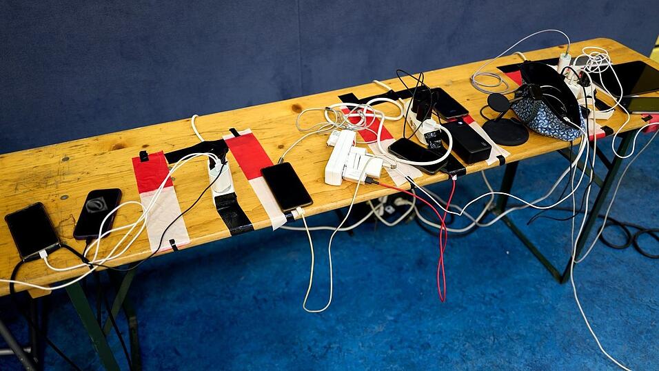 Viele Menschen nutzen die M&ouml;glichkeit, ihre Handys an Anlaufstellen aufzuladen.