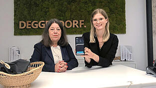 Pr&auml;sentieren die Sprach-App TelkoTalk: Anna E. Schmaus-Klughammer vom Entwicklerteam (l.) und Anna-Lena Kirchner von der Tourist-Information Deggendorf.